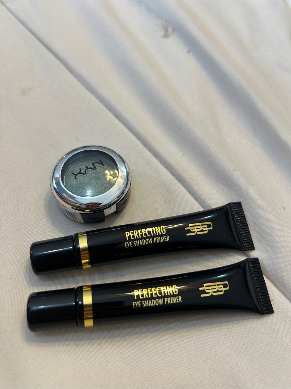 NYX Shimmery Sage Green Single Eyeshadow with Black Primer Tubes